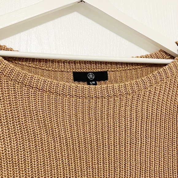 Off-the-shoulder Missguided sweater. - Picture 3 of 3